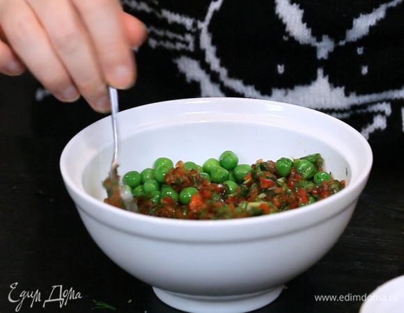 Затем перемешать с горошком, добавить сок лимона и масло по вкусу.