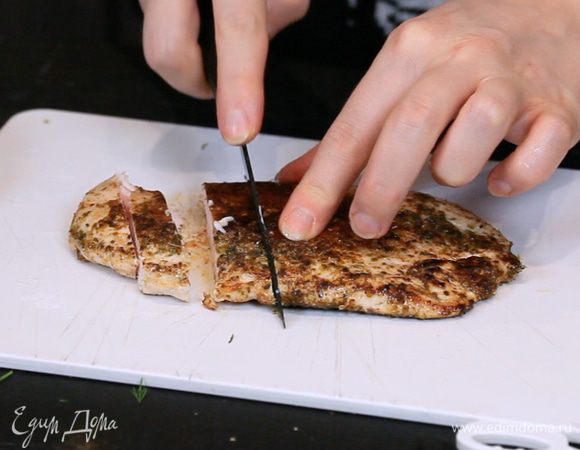 Нарезать грудку на кусочки.