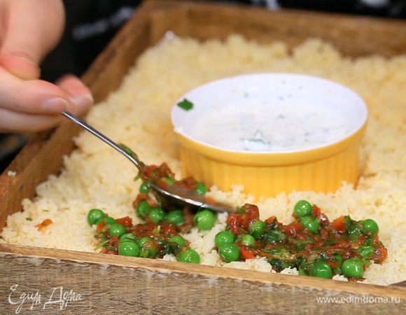 Сверху выкладываем овощную смесь.