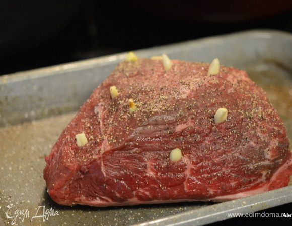 Чеснок очистить и нарезать тонко. Нашпиговать кусок говядины, сделав надрезы. Посолить и поперчить. Поставить в разогретую  духовку на 20 минут.