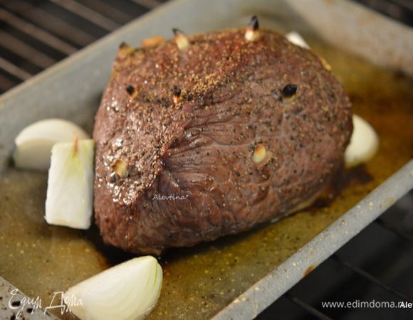 Убавить духовку до 150°С. Достать кусок говядины, долить воду. Добавить лук, нарезанный крупно. Вернуть в духовку на 20 минут средней прожарки с кровью. Или дольше по времени, если любите прожаренное полностью мясо.