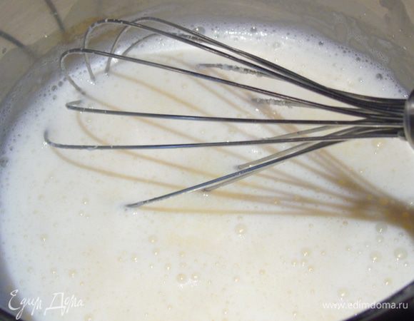 Как закипит вводим манку помешивая венчиком. Снять с плиты и дать остыть несколько минут.