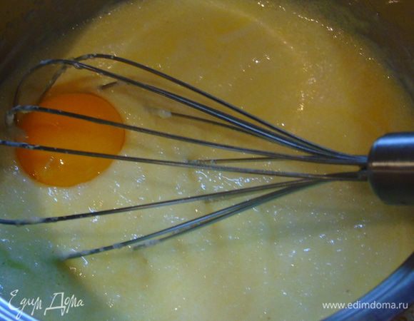 Желтки отделяем от белков. Желтки вводим в массу, добавляем растопленное сливочное масло и ром.