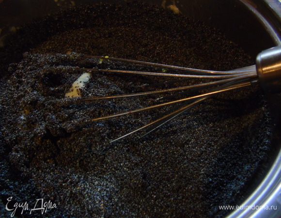 Добавляем мак и специи.