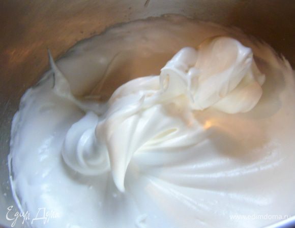 Белки взбиваем с оставшимся сахаром до мягких пик.