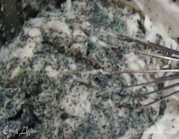 Аккуратно вводим белки в массу.