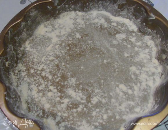 Форму смазываем маслом и присыпаем мукой.