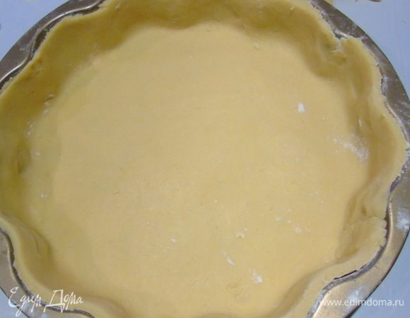 Тесто раскатываем и выкладываем в форму, лишнее обрезаем, накалываем вилкой и отправляем еще в холодильник на 30 минут.