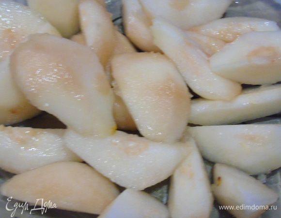 Груши очищаем и нарезаем, поливаем лимонным соком.