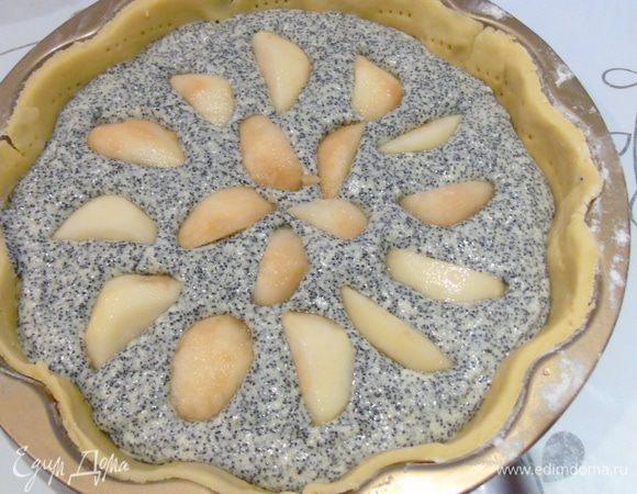Манную массу выкладываем на основу, а сверху груши и отправляем в разогретую до 170°С духовку на 45-50 минут.