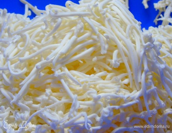 Сырок плавленный тоже натрите на терке.
