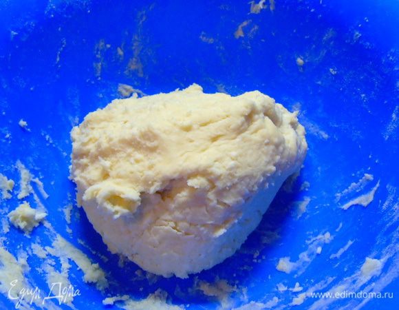 Добавляем муку и замешиваем тесто.