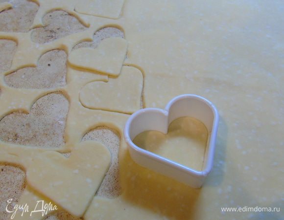 Раскатываем тесто тонко на припыленной мукой поверхности и вырезаем всякие печеньки.