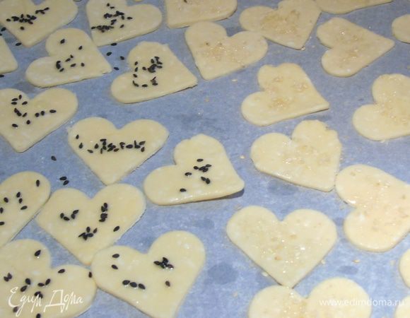 Смазываем слегка растительным маслом и присыпаем сахаром и кунжутом или же тмином, по своему вкусу и желанию.