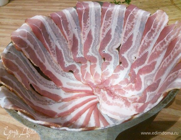 Посудой для приготовления своего блюда я выбрала обычный казан. Какой бы форма не была, её нужно выложить слегка внахлёст беконом. 