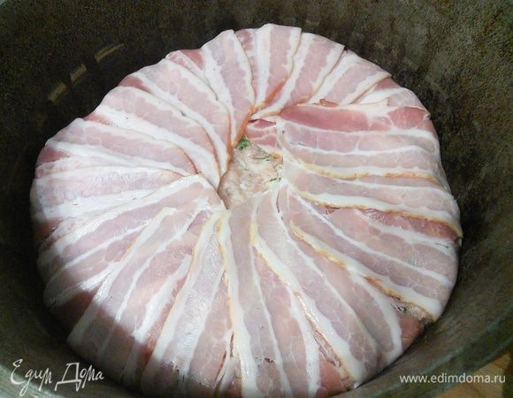 Выложить фарш и прикрыть его сверху беконом. 