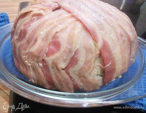 Запекать колбасный шар нужно в заранее разогретой до 200°С духовки 50 минут, возможно вам придётся прикрыть его фольгой, чтобы верх не подгорел. Через это время нужно вынуть шар из казана и запечь его с обратной стороны ещё мин 15-20 до золотистого цвета. Чтобы перевернуть наш мячик на обратную сторону нужно накрыть казан или форму сверху подходящей по размеру формой и аккуратно с помощью полотенца или рукавички перевернуть их. Будьте осторожны — горячо!