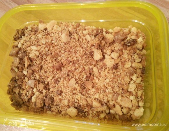 Печенье "амаретти" поместите в пакет и раздавите скалкой в крошку, можно взять печенья "савоярди" или как я оставшуюся от предыдущего торта лишнюю "крошку" :) 