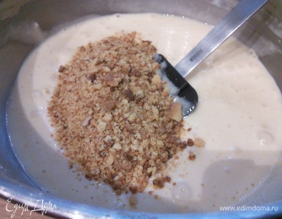 Всыпать через сито муку с крахмалом и разрыхлителем и лопаточкой аккуратно перемешать. В конце всыпать крошку. 