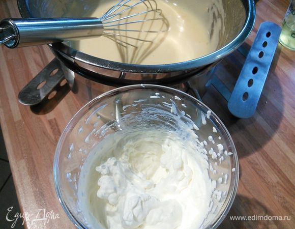 Для крема замочите желатин в холодной воде. Маскарпоне (комнатной температуры) смешайте с 3 ст. л. миндального ликёра, ванильным и сахаром песком. Выжмите желатин и в маленькой кастрюльке на слабом огне дайте желатину расплавится (я это делаю в микроволновке на самых маленьких оборотах 5-10 секунд. Теперь возьмите 2 ложки маскарпоне и введите в растопленный желатин, размешайте. Теперь можно соединить обе массы. Отставьте в сторону до тех пор, когда масса начнёт желироваться (примерно 10 минут). Я продолжила сразу, зависит от консистенции крем-сыра. 