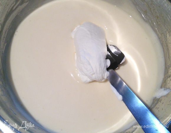 За это время взбейте сливки и вмешайте в основной крем. 