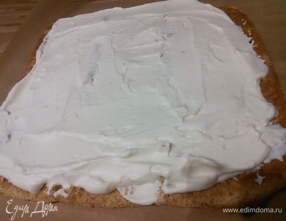 Распределите крем по коржу, оставив приблизительно 1 см теста по краям свободным. 