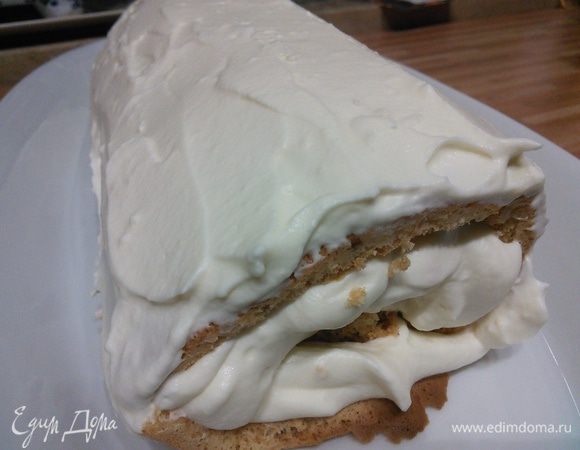 Скрутите в рулет и поставьте в холодильник минимум на 3 часа. Перед подачей посыпьте какао. 