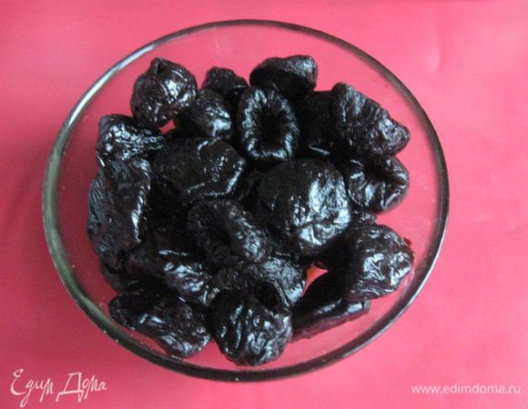 Чернослив без косточек (190 грамм) замочить на 3 часа в бренди. Вынуть, положить на бумажную салфетку, промокнуть. Порезать на 3-4 части. 
