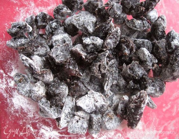 Муку (240 грамм) просеять вместе с разрыхлителем. Сливочное масло заранее вынуть из холодильника, хорошо растереть с мелким сахарным песком до  светлого цвета. Взбить миксером до состояния крема, постепенно добавляя  яйца, потребуется 140 грамм яиц, затем добавить соль, ванильный сахар, тщательно перемешать. Чернослив обвалять в небольшом количестве муки (10 грамм).
