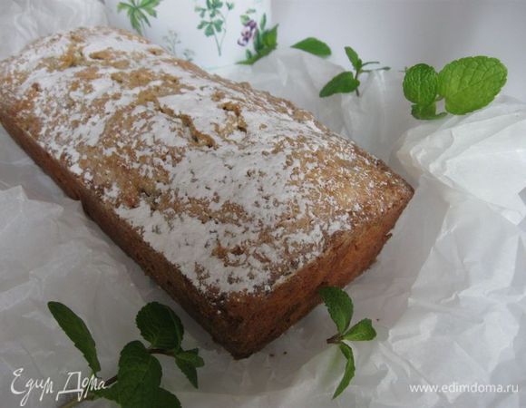 Посыпать сахарной пудрой. Если вы хотите получить равномерный слой сахарной пудры на поверхности кекса, то дождитесь его полного остывания. Если же вам для дизайна надо получить немного неоднородную структуру (как у меня здесь), его надо присыпать сахарной пудрой еще в теплом виде. Делать это надо и в том, и другом случае через сито.