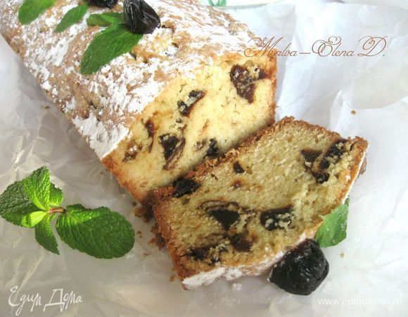 Желательно не употреблять кекс сразу, а завернуть его в бумагу для выпечки (пергамент), положить в целлофановый пакет и оставить до следующего дня. Он обогатиться вкусами, приобретет нужную структуру. На этой фотографии — кекс спустя несколько часов после выпечки.