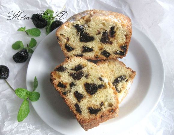 На этой фотографии — кусочки кекса на следующий день. Можно сравнить текстуру внутри кекса.

Приятного чаепития!
