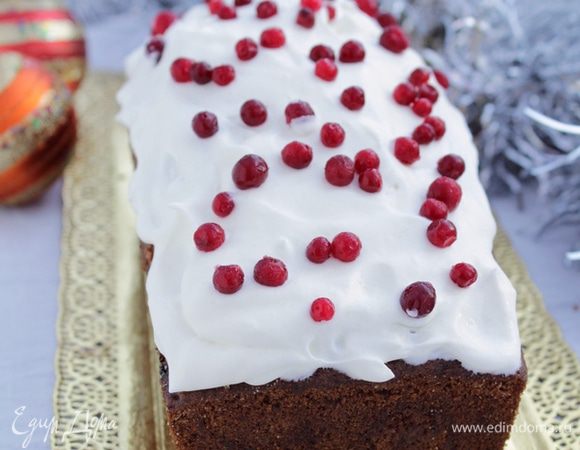 Взбить сливки с сахаром, покрыть кекс, сверху посыпать брусникой!