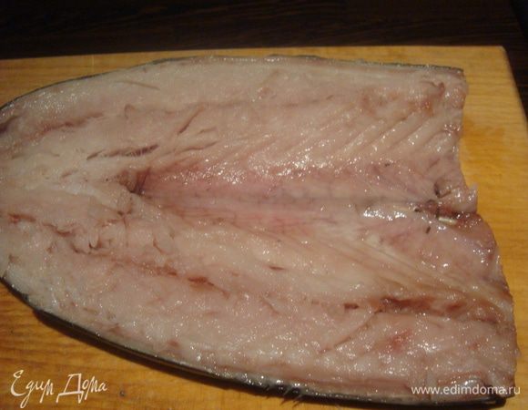 Чстим скумбрию через спинку. Отрезаем голову и плавники, тщательно вынимаем кости.