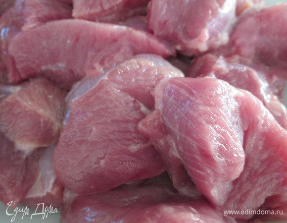 Выбираем хороший кусочек говядины. Нарезаем его кусочками, нужного размера.