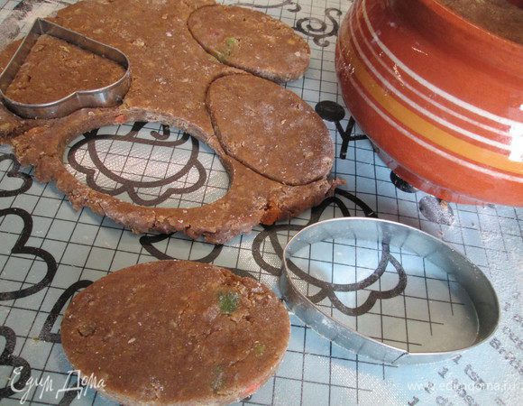 Раскатываем тесто не тоньше 1 см, вырезаем формы. Укладываем пряники на противни, застеленные пекарской бумагой или силиконовыми ковриками.