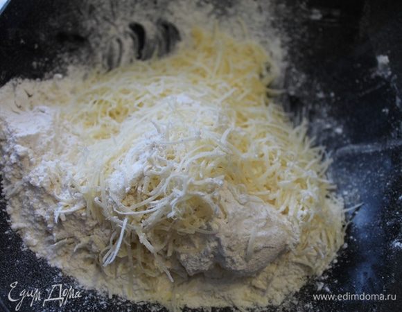 Все продукты для теста смешать (масло из холодильника, сыр натереть).