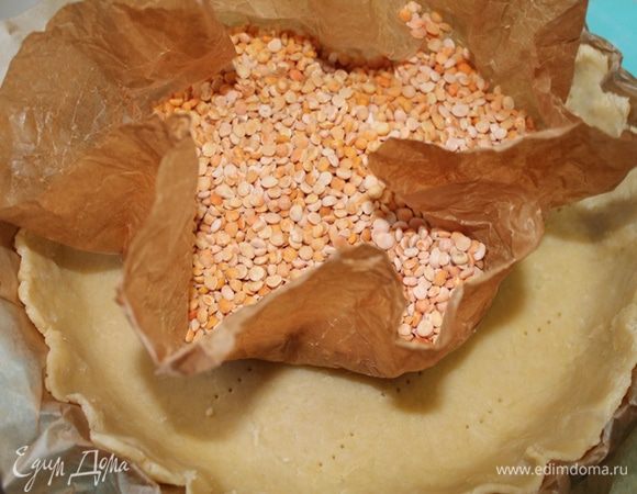 Взять форму (у меня примерно 24-26 см) и выложить тесто. Я раскатала большой круг на пергаменте и положила в форму.