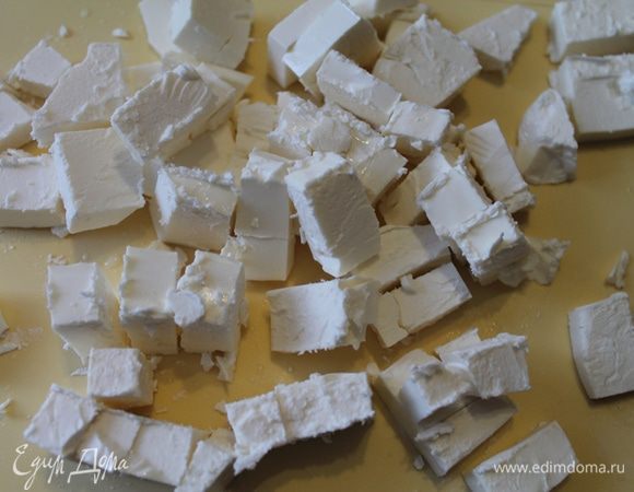Нарезать кубиками брынзу.