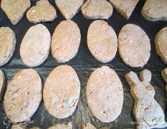 Отправляем противни в разогретую до 160ºС духовку и выпекаем 25-30 минут.
Готовность проверяем деревянной шпажкой. 
При выпечке пряник лучше недопечь, чем пересушить. Иначе для размягчения потребуется больше времени.