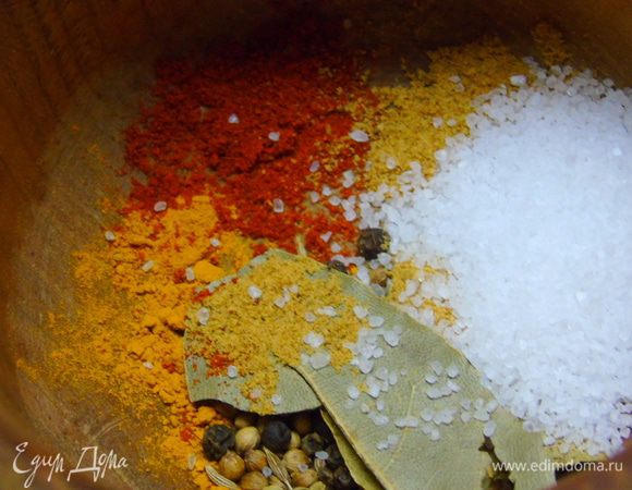 В самом начале приготовим пряную смесь. Для этого все специи смешиваем в ступке.