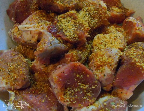 Свинину, лучше брать шейку, нарезаем кусочками 4х4х4 см, это примерно конечно, замерять не нужно :) Посыпаем пряной смесью, поливаем уксусом, соевым соусом и еще солим, соли в приправе не хватит. Перемешиваем и оставляем на полчаса.