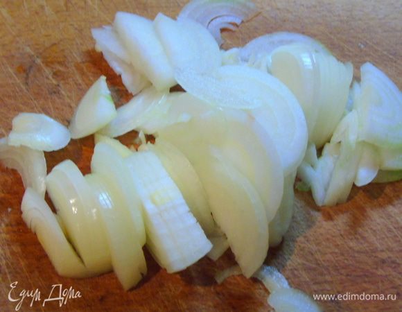 Этим временем нарезаем полукольцами лук и измельчаем чеснок.