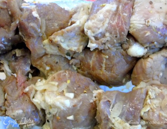 Очищаем мясо от лука и чеснока, смазываем растительным маслом, это даст красивую корочку на поверхности мяса при зажаривании.