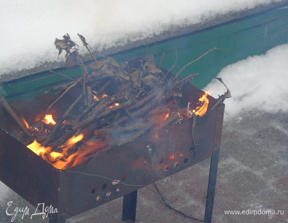 Разжигаем дрова-угли в мангале.
