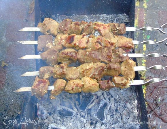Когда угли "поседеют" можно жарить шашлыки. Как это делать вы сами знаете, но не чем не нужно поливать и самое главное не пережарьте их! Когда мясо на срезе будет еще розовым, а сок прозрачным — готово! Накройте их фольгой и оставьте постоять на краешке мангала, где нет углей минут 10. 