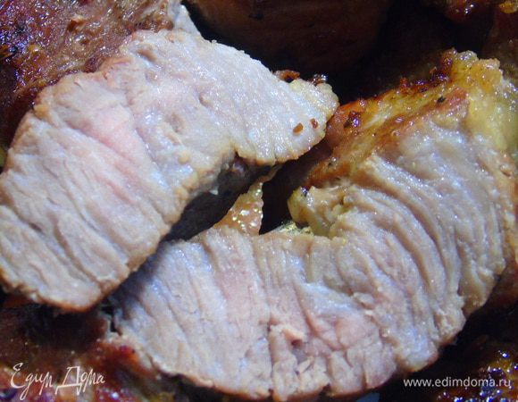 Вот теперь шашлык окончательно готов! Такое вот мясо должно быть на срезе, сочным, не пересушенным.