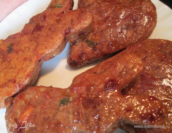 Еще теплые пряники щедро обмазываем джемом, лучше сливовым — он не забивает пряничные специи, а наоборот, еще больше их обогащает.

Немного подсушиваем джем и заворачиваем в вощеную бумагу. 
Складывать лучше в два слоя, конечно если это не пряники, имеющие фигурные формы (сердечки, звездочки и т.д.).
Сверху укладываем пресс и ждем минимум два дня. У нас остается один день — сочельник, дня украшения пряников.
