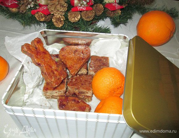 Готовые пряники укладываем в коробочки и отправляем своим близким.
Хранятся такие пряники очень долго, если они покрыты не скоропортящейся глазурью.