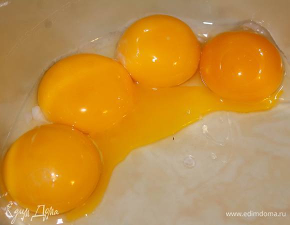 Отделить желтки от белков. Желтки смешать с сахаром, размешивать до состояния однородной пены с мягкими пиками. Добавить ваниль. Белки взбить с сахарной пудрой до устойчивых пиков.